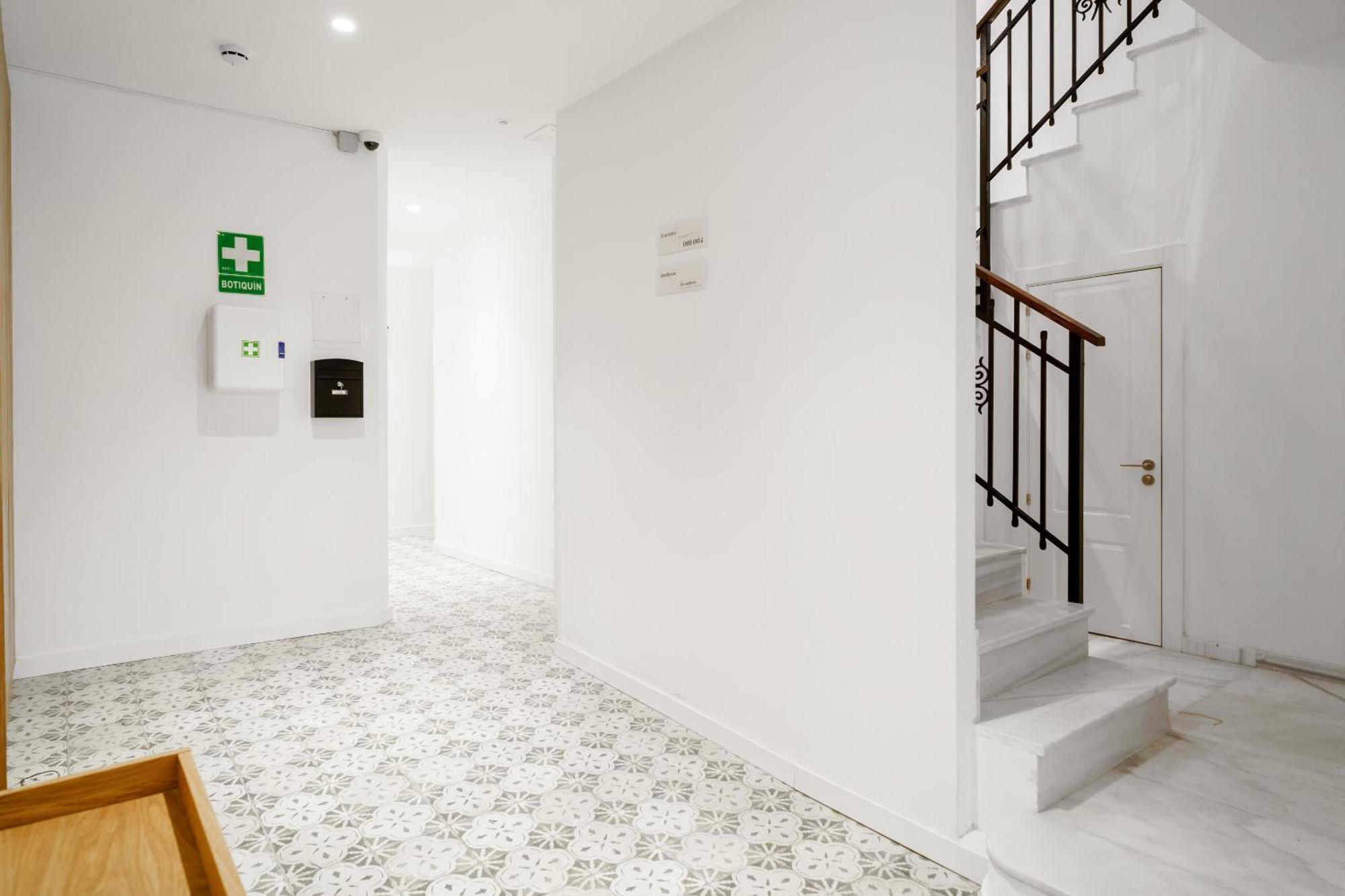 Limehome Malaga Calle Victoria Exterior photo