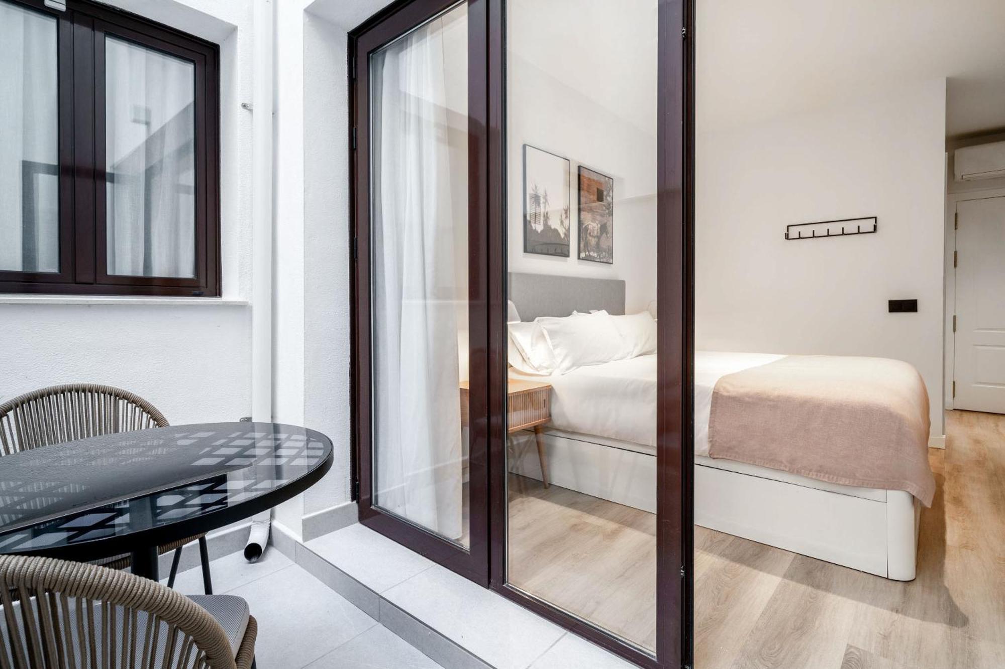 Limehome Malaga Calle Victoria Exterior photo