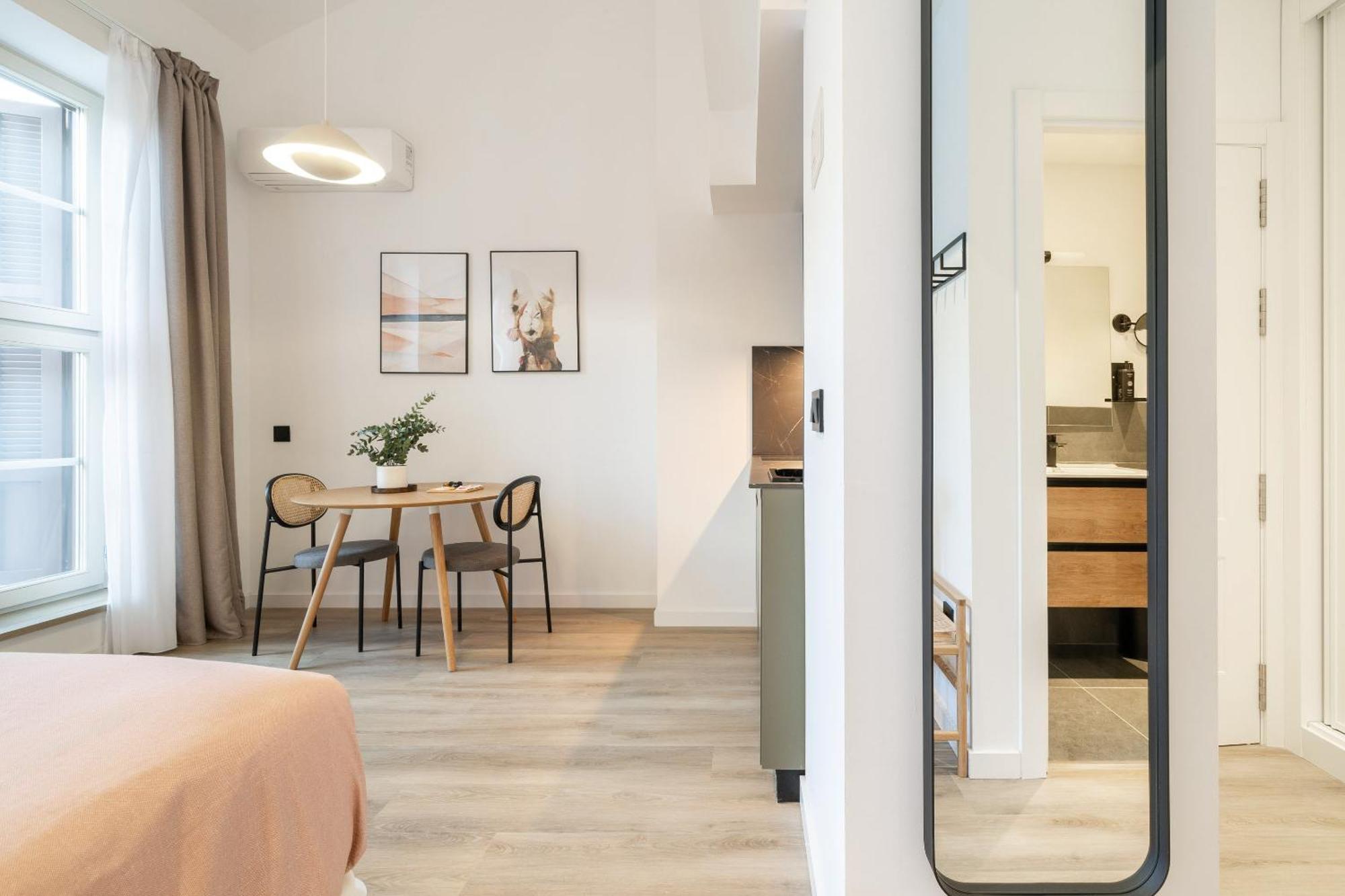Limehome Malaga Calle Victoria Exterior photo